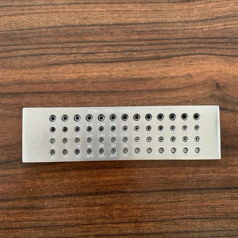 Kilau Sejati Heavy Duty 52-Hole Tungsten Carbide Drawing Plate 0.26 – 4.10 mm dengan Lubang Carbonized Tungsten Polished untuk Presisi Tinggi dalam Pembuatan Perhiasan